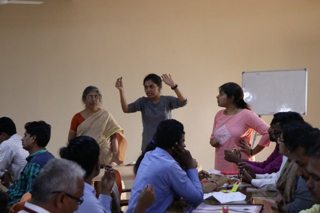 Resource Person Bhagyashree explaining how to assemble the Foldscope.